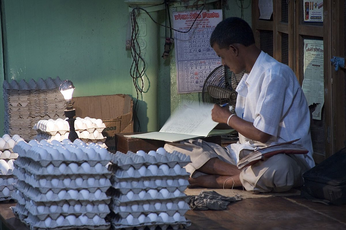 1200px-India_-_Kolkata_egg_seller_-_3291-1200x800